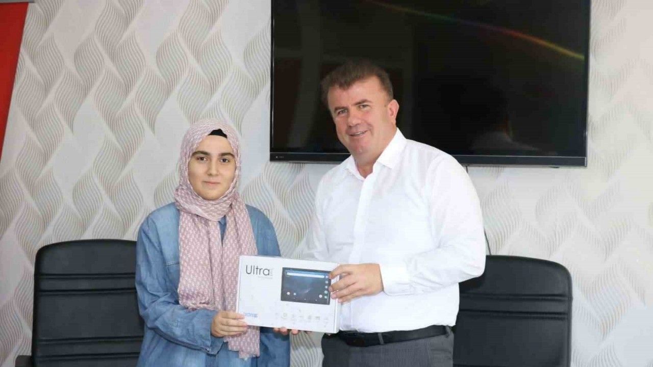 Müdür Aşçı, YKS’de Türkiye derecesi yapan öğrenciyi tebrik etti