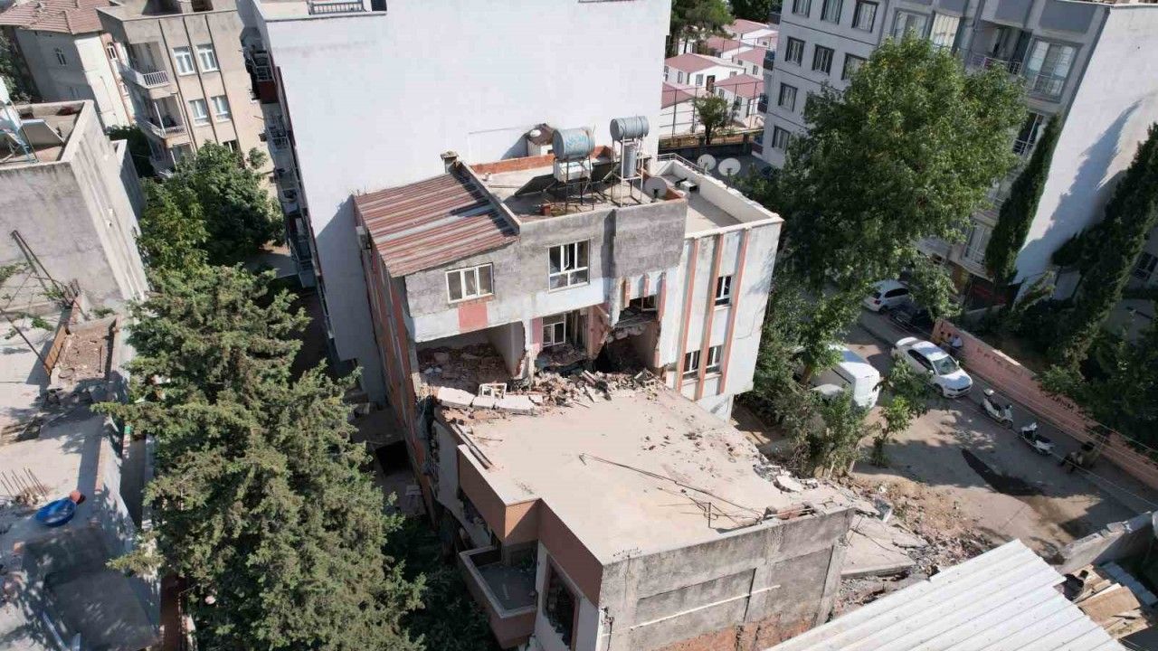 Ağır hasarlı bina yıkım esnasında hafif hasarlı binanın üzerine yıkıldı