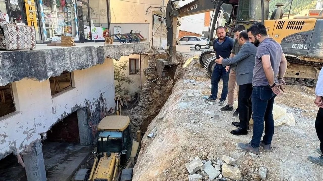 Çelikhan’da ağır hasarlı binaların yıkımı devam ediyor