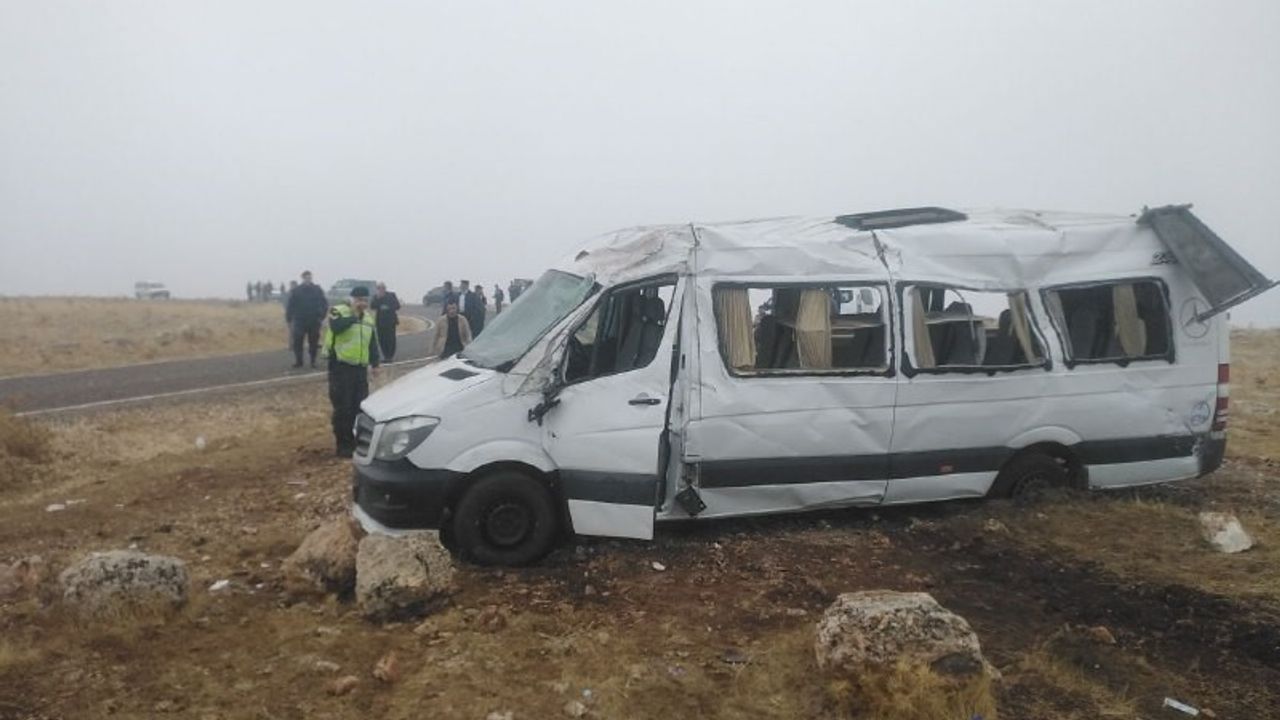 Cenazeye gidenleri taşıyan minibüs devrildi: 20 yaralı