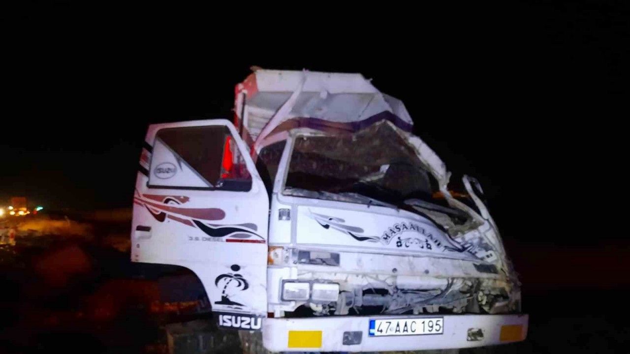 Mardin’de tır ile kamyonet kafa kafaya çarpıştı: 3 yaralı