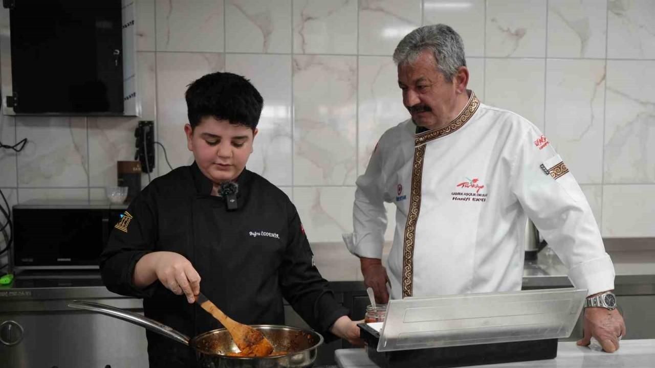13 yaşındaki Buğra, yemek yaparken aşçılığa merak saldı