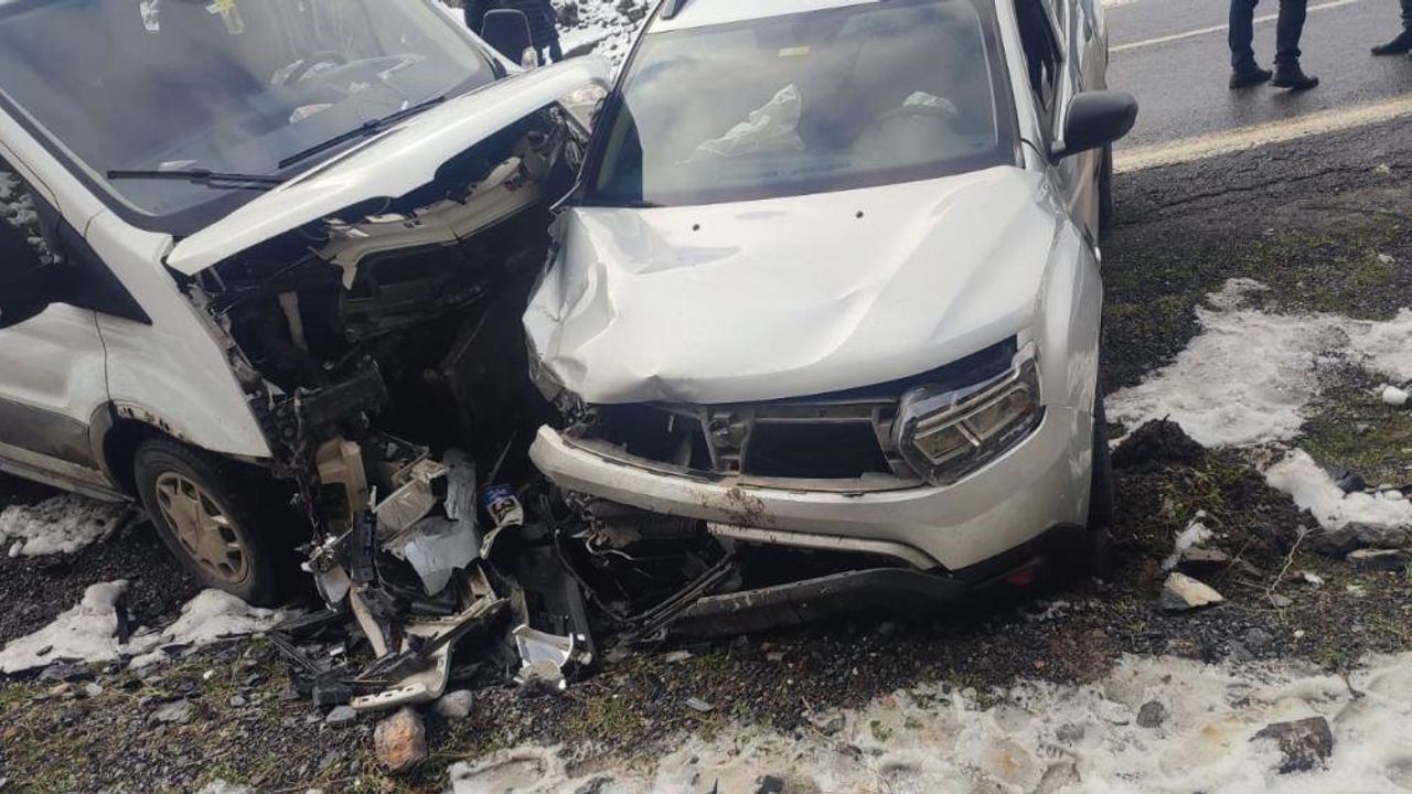 Şırnak’ta iki aracın karıştığı kazada 8 kişi yaralandı