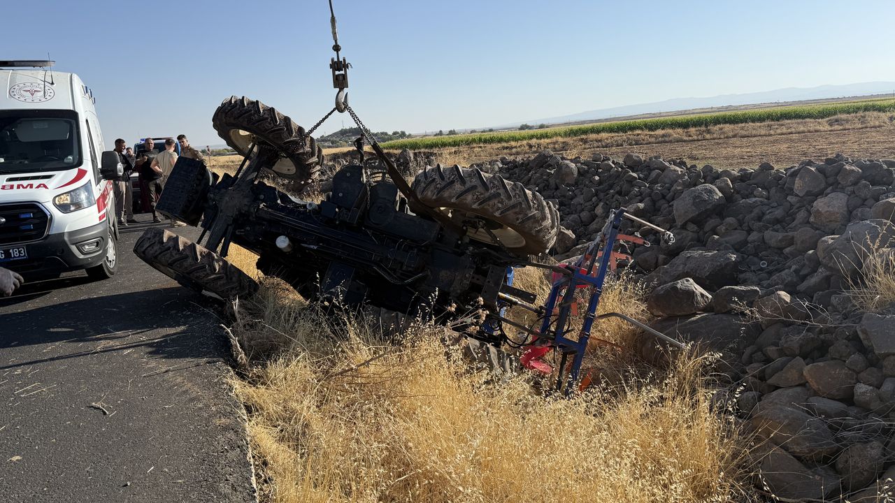 Siverek'te devrilen traktörün sürücüsü yaralandı