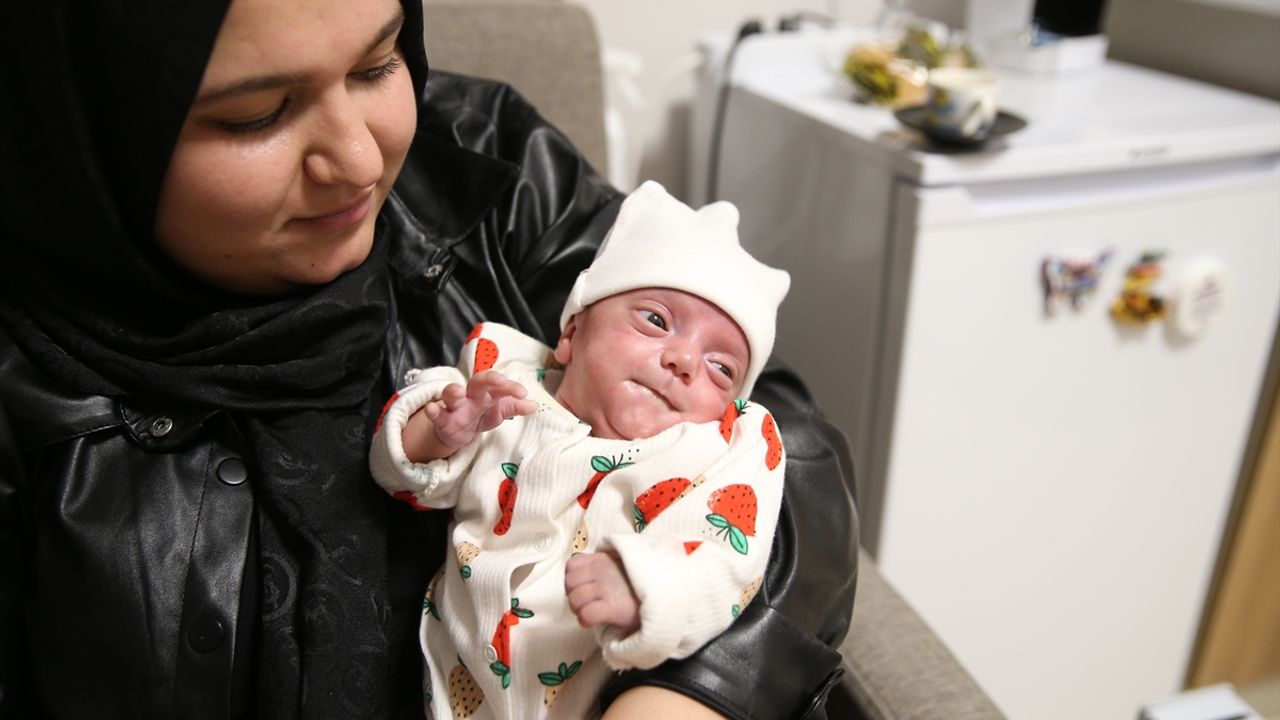 580 gram doğan bebek anasına kavuştu