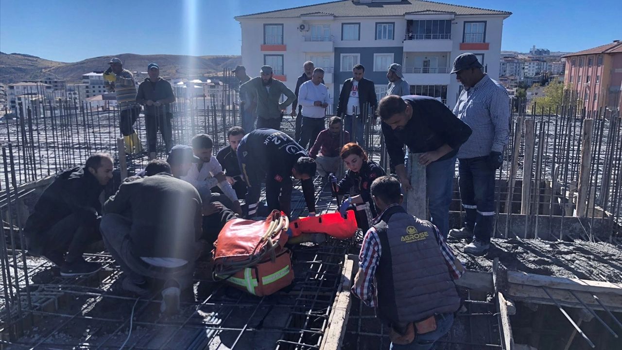 Adıyaman'da beton pompasının altında kalan işçi ağır yaralandı