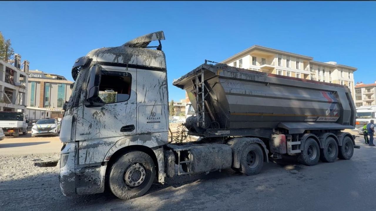 Adıyaman'da hafriyat kamyonundaki beton caddeye yayıldı - Videolu Haber