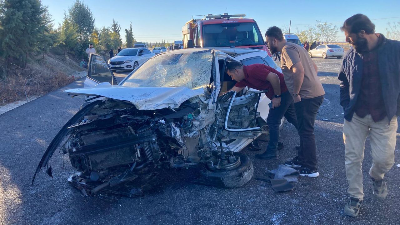 Adıyaman'da 2 Otomobil Çarpıştı: 1'i Polis 2 Yaralı