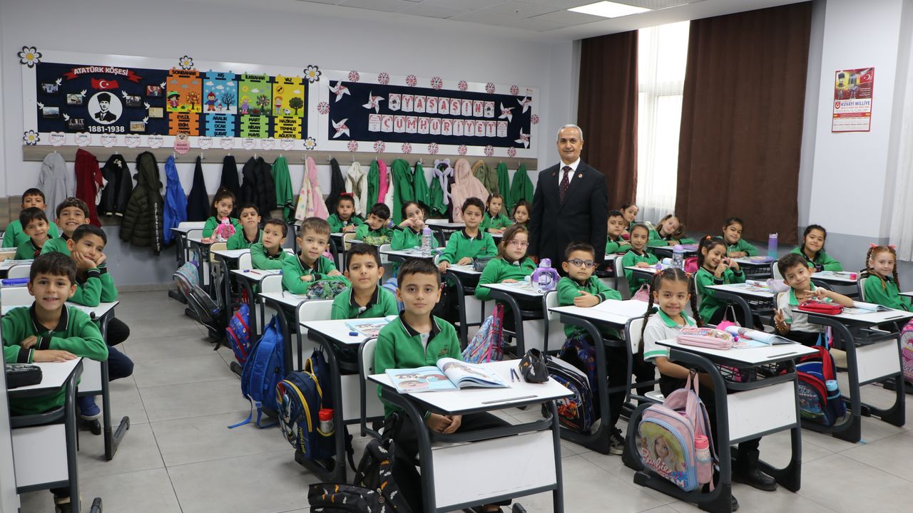 Okul okul gezerek deprem farkındalığı oluşturmaya çalışıyor