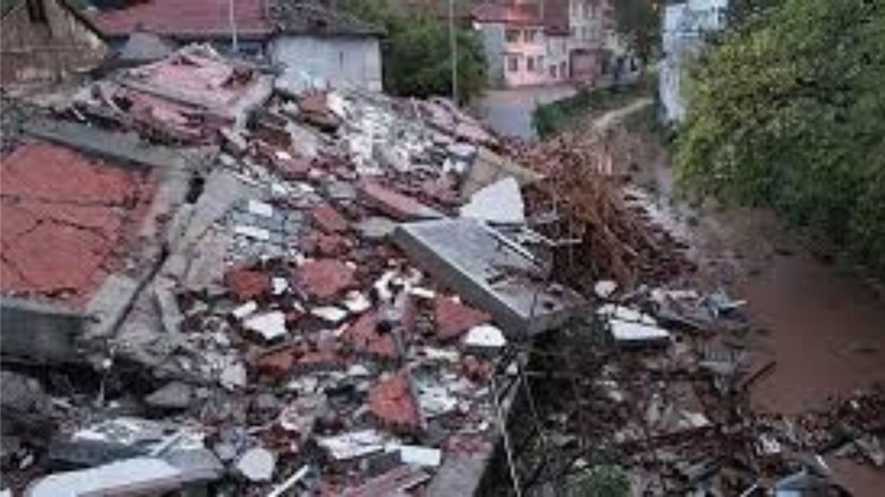 Balıkesir'de 6,1'lik depremin ardından 100'ü aşkın artçı