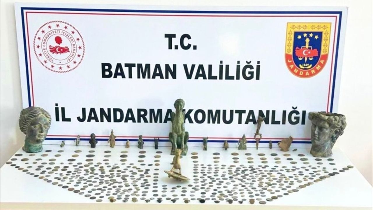 802 sikke, 29 obje, 2 büst ve heykel ele geçirildi