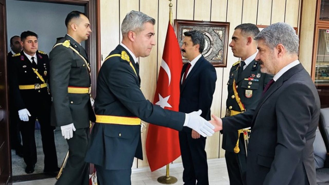 Besni'de 29 Ekim Coşkusu Makamda Yaşandı