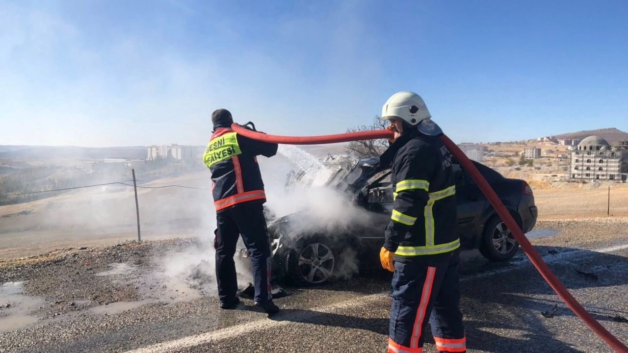 Besni'de araç yangını itfaiye ekipleri tarafından söndürüldü