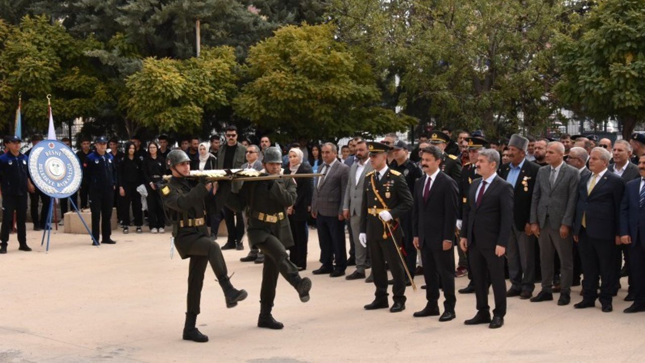 Besni’de Cumhuriyet Bayramı Çelenk Sunumuyla Başladı
