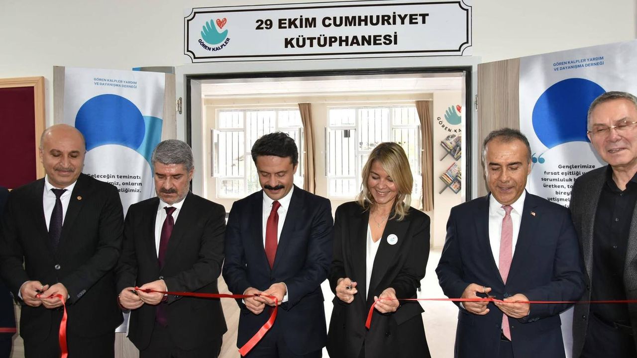 Besni’de Cumhuriyet Kütüphanesi ve Gören Kalpler Atölyeleri Açıldı