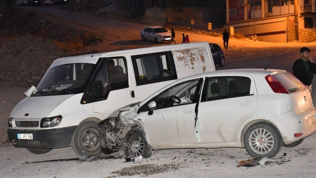 Besni'de zincirleme trafik kazası: 7 yaralı - Videolu Haber