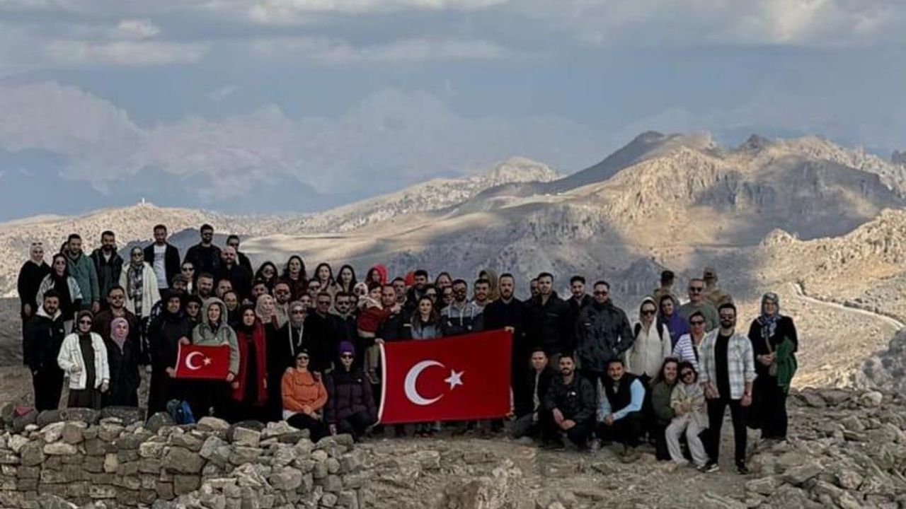 Cudi Dağı'nda 'Cumhuriyet Yürüyüşü' düzenlendi