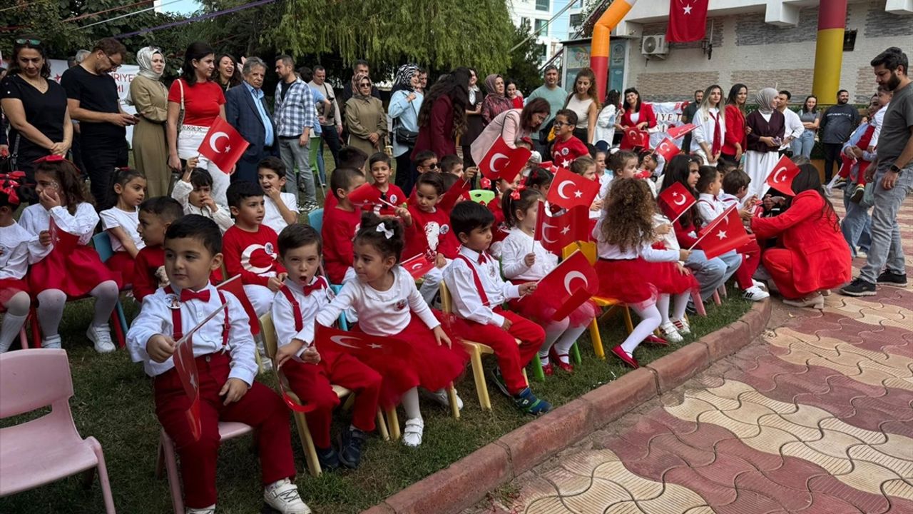 Diyarbakır'da minik öğrencilerden Cumhuriyet Bayramı kutlaması