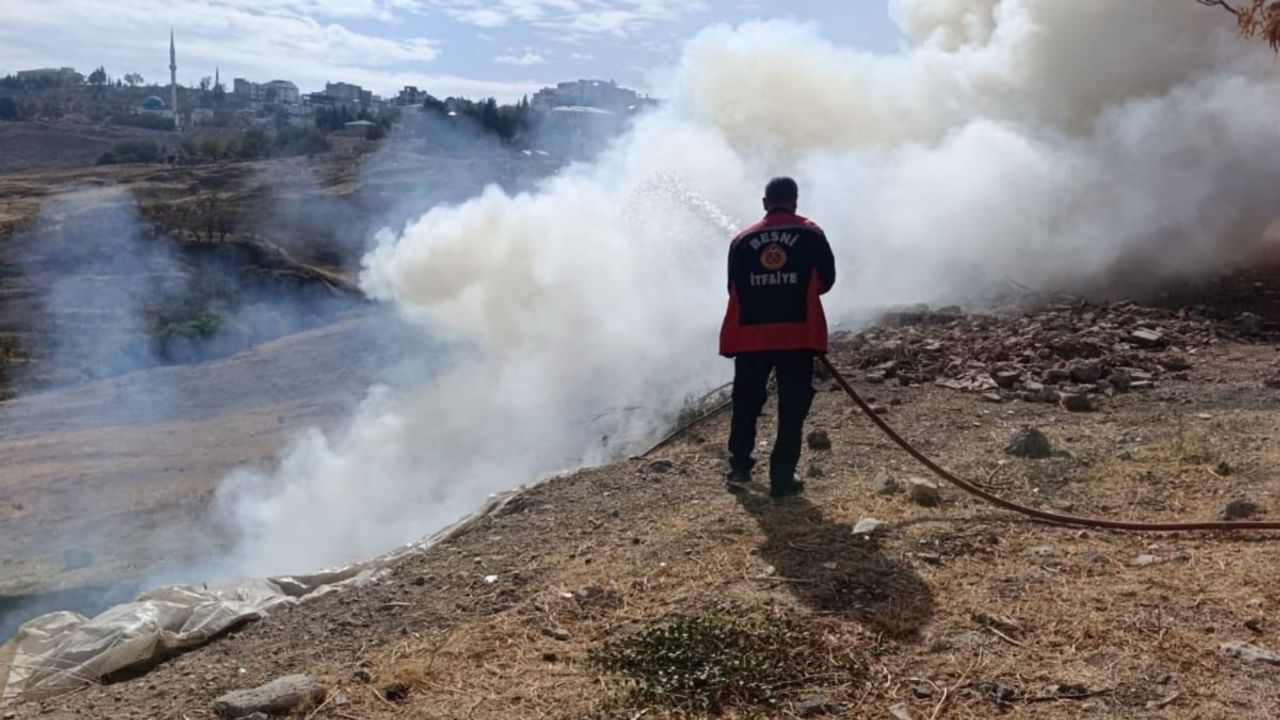 Eski Adıyaman Yolu'nda atık yangını