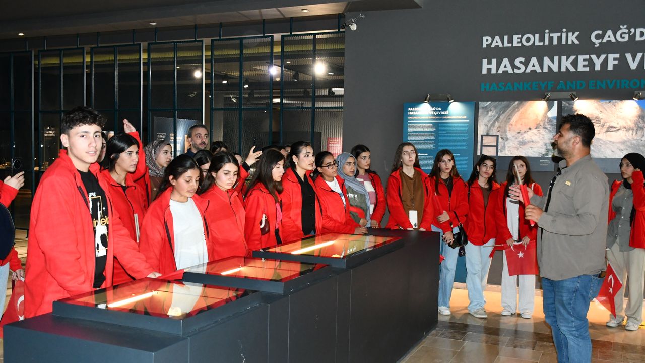 Hasankeyf’te öğrenciler 102. yılda bayrak yürüyüşü yaptı