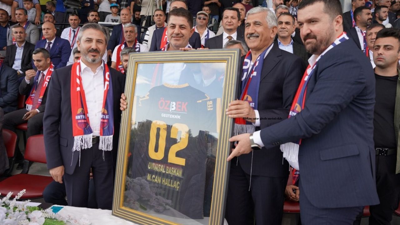 Kahta02 Spor'dan Başkan Hallaç'a 'Onursal Başkanlık' unvanı