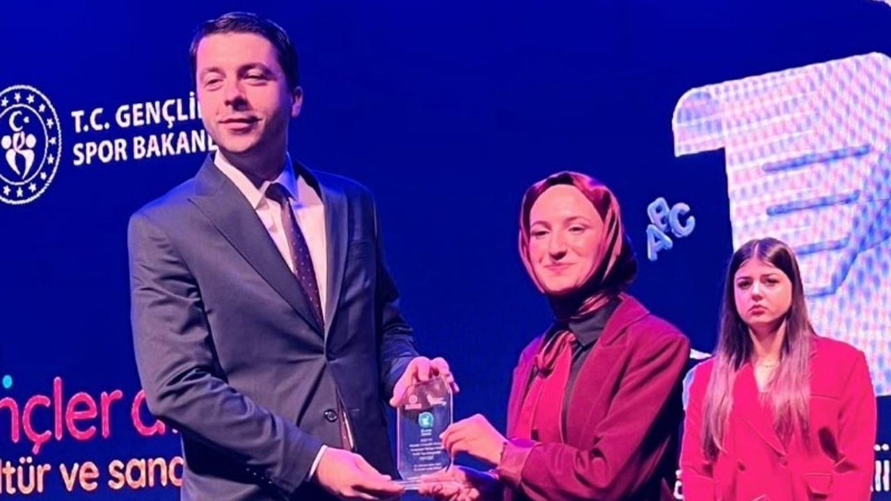 Özhan’dan Şiir Okuma Şampiyonumuza Moral Desteği!