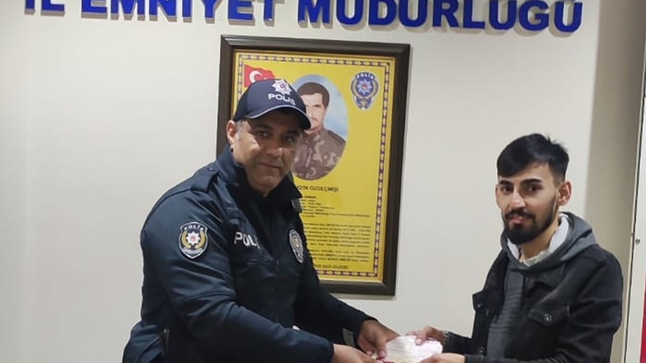 Siirt’te vatandaş ATM’deki para ve kartı polise teslim etti