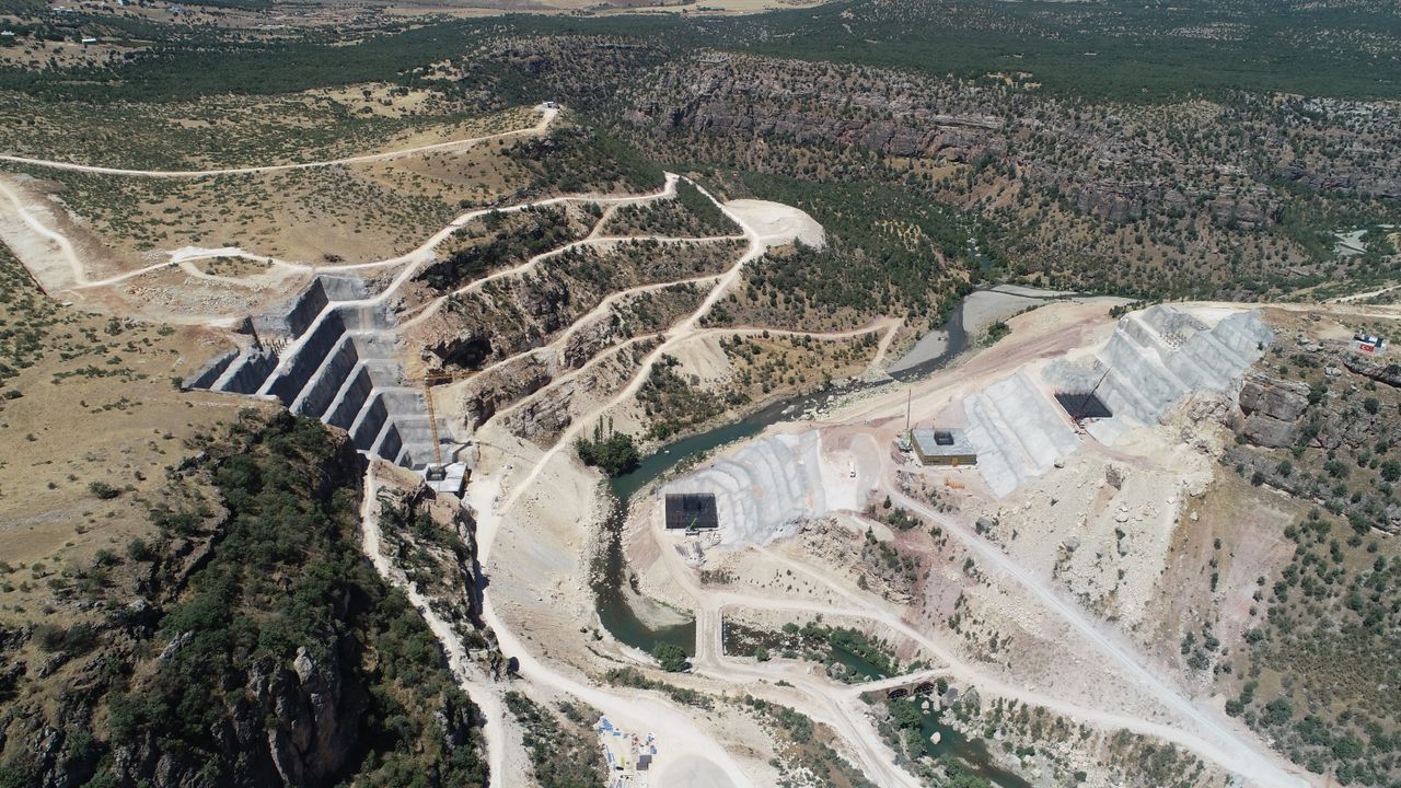 Silvan Taşköprü Viyadüğü ve Köy Yolları yapımı sürüyor
