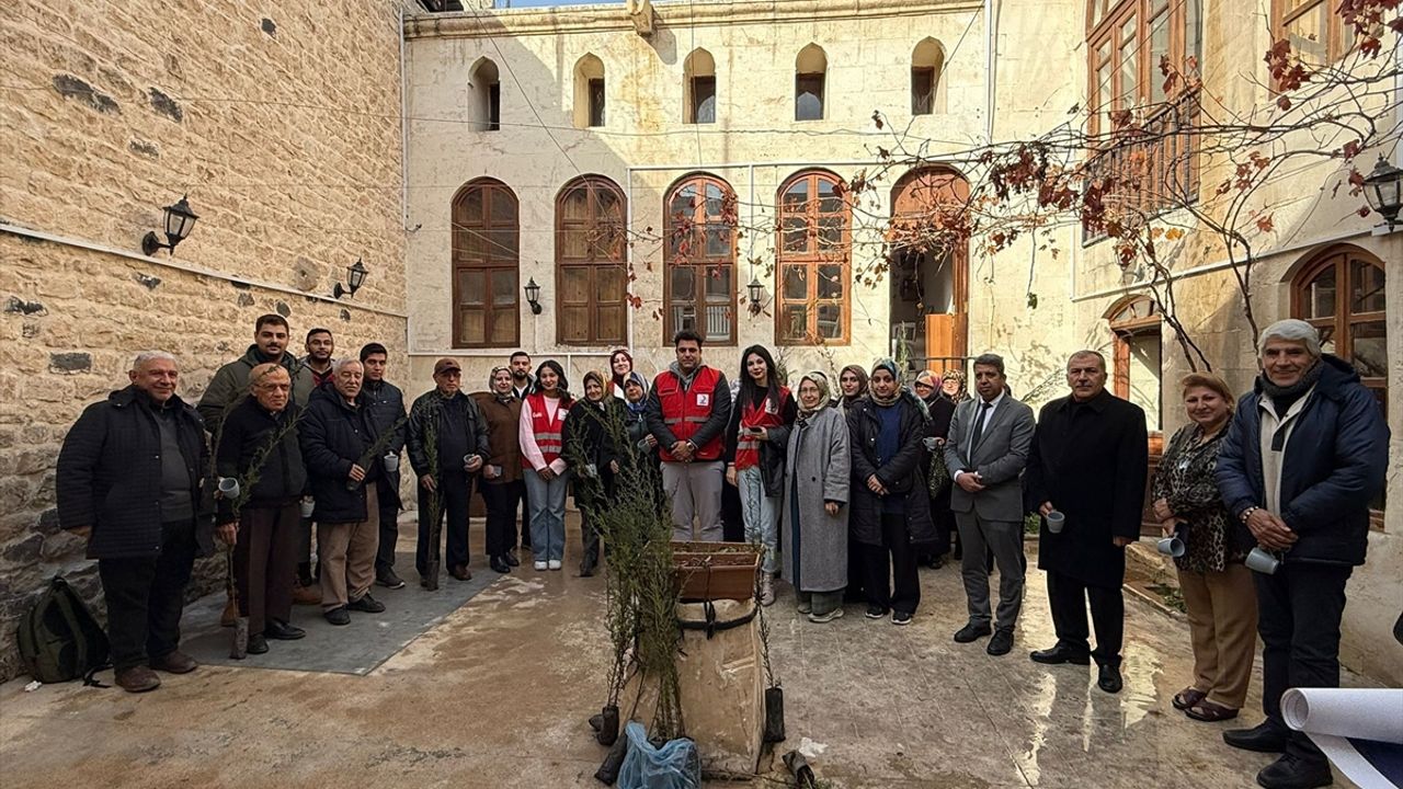 Kilis'te Üniversiteliler Huzurevi'ni Ziyaret Etti