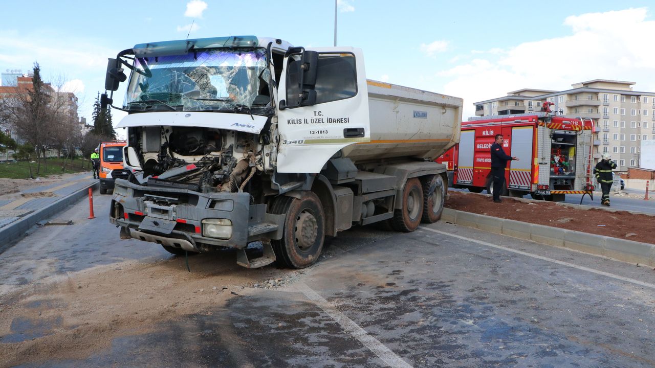 Kilis'te hafriyat kamyonları çarpıştı: 1 yaralı