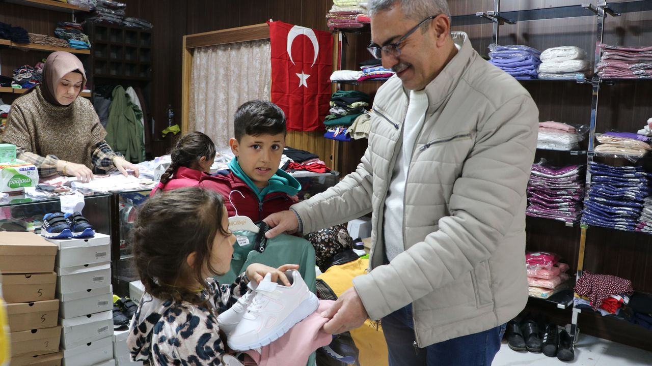 Kilis'teki çocuklar bayramlıklarını 'mağaza'dan seçerek aldı
