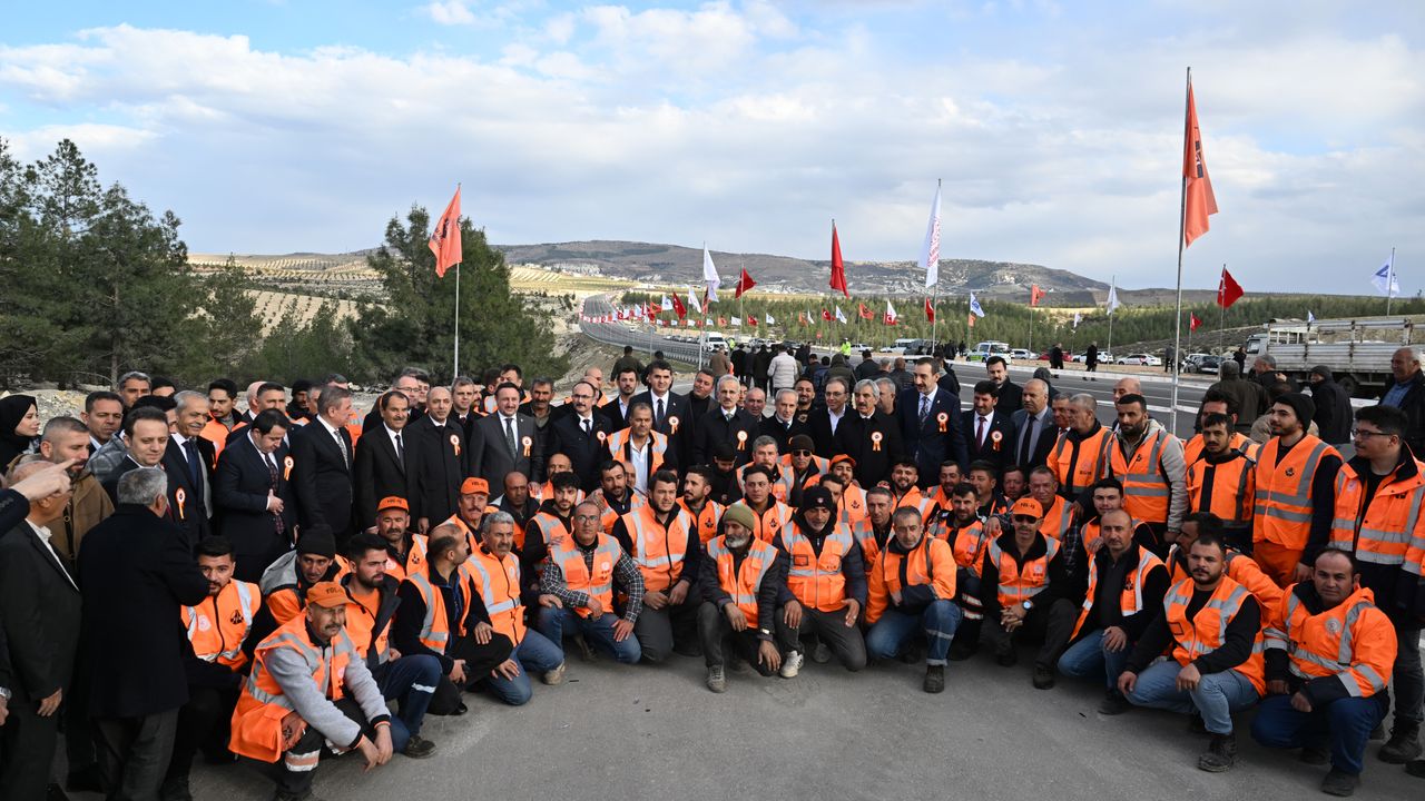 Bakan Uraloğlu, Kilis’te açılışta konuştu.