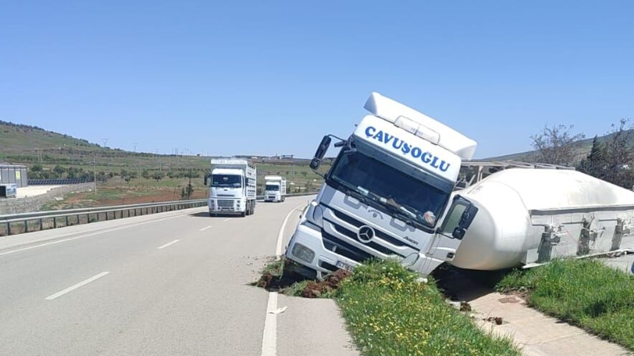 Kilis'te kontrolden çıkan beton mikseri yola devrildi