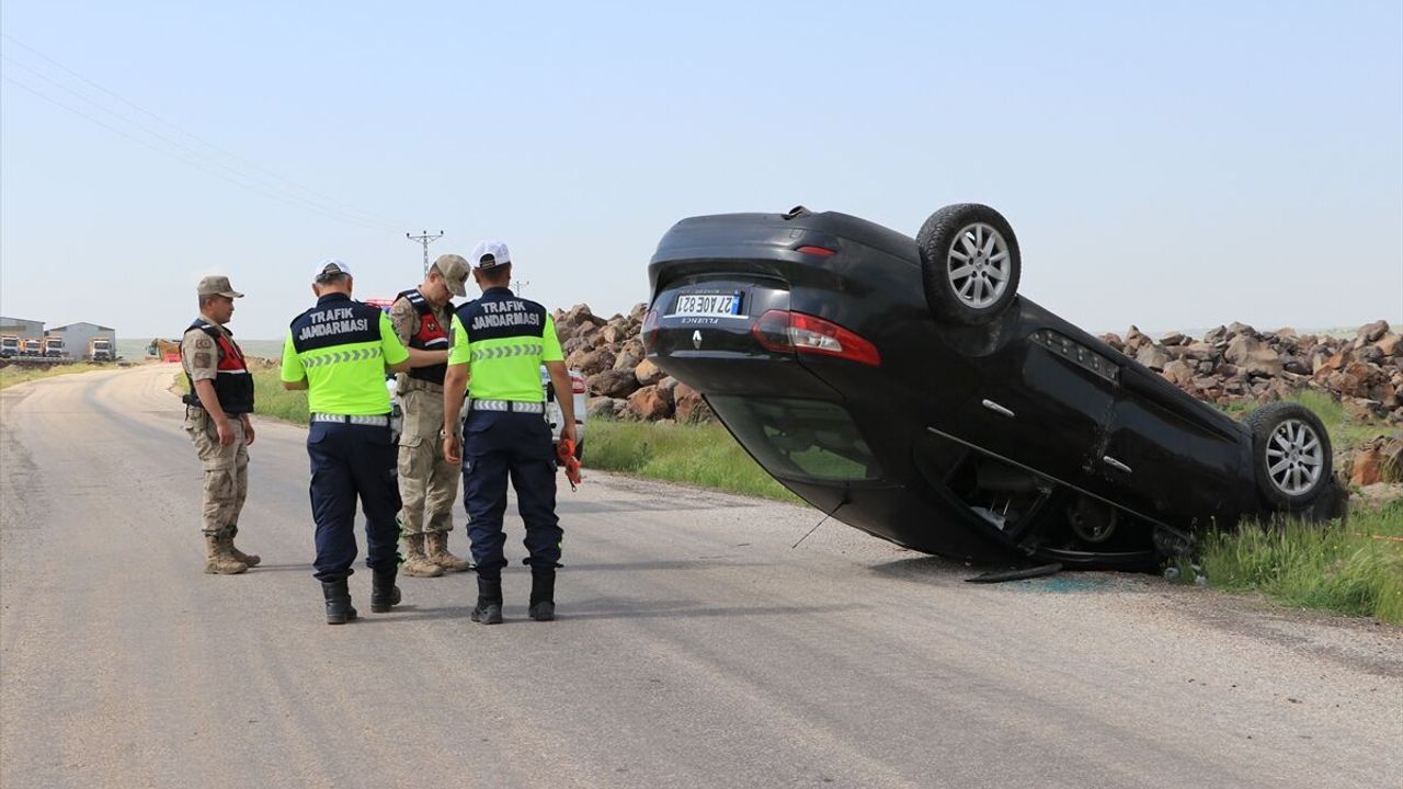 Kilis'te devrilen otomobildeki 5 kişi yaralandı