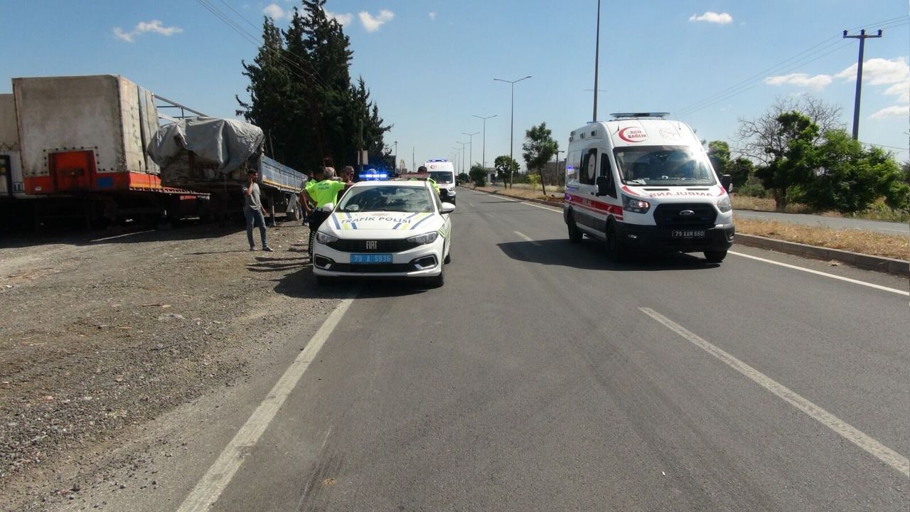 Kilis'te Ters Yönde Giden Araç Direğe Çarptı: 1 Yaralı