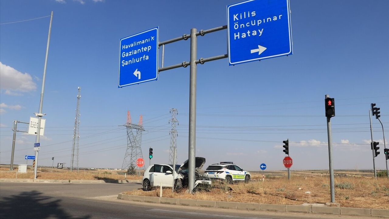 Kilis'te Tabelaya Çarpan Otomobilde İki Yaralı