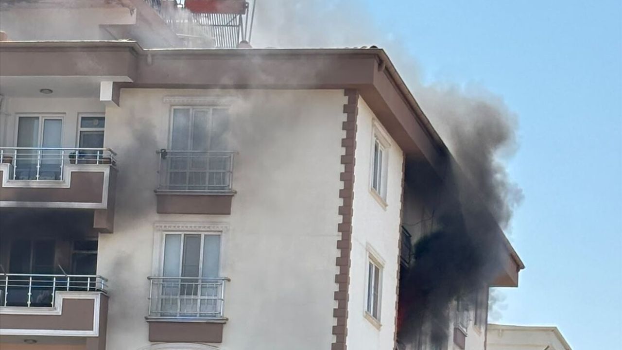Ev Yangınında 3 Kişi Dumandan Etkilenerek Hastaneye