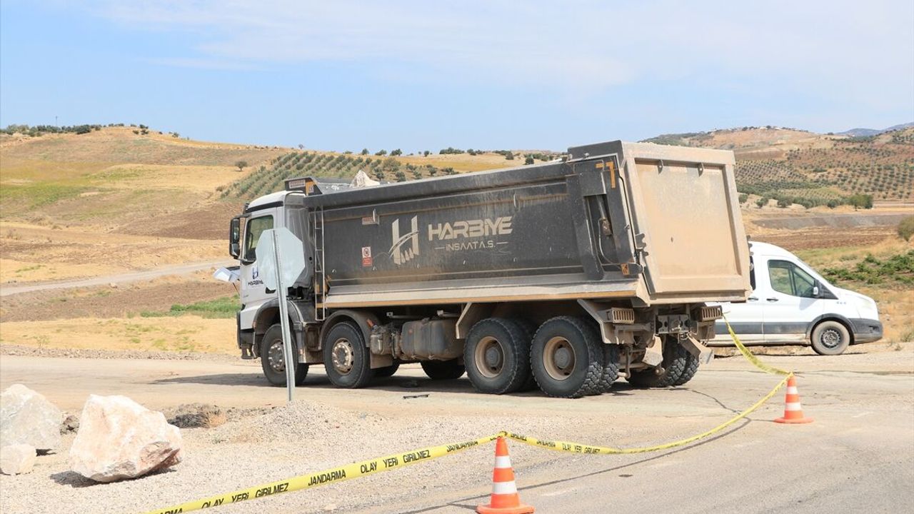 Kilis'te Kamyonla Çarpışan Araçta 3 Ağır Yaralı