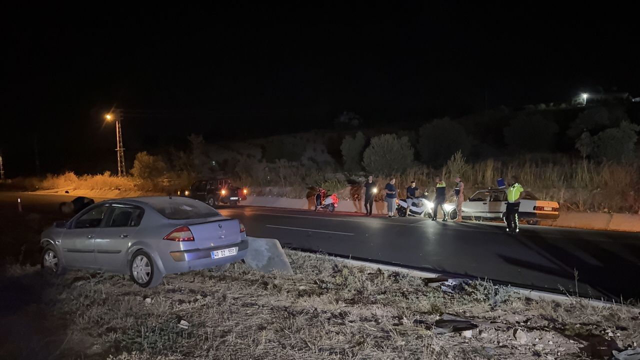 Kilis'te Otomobil ile Motosiklet Çarpıştı: 2 Yaralı