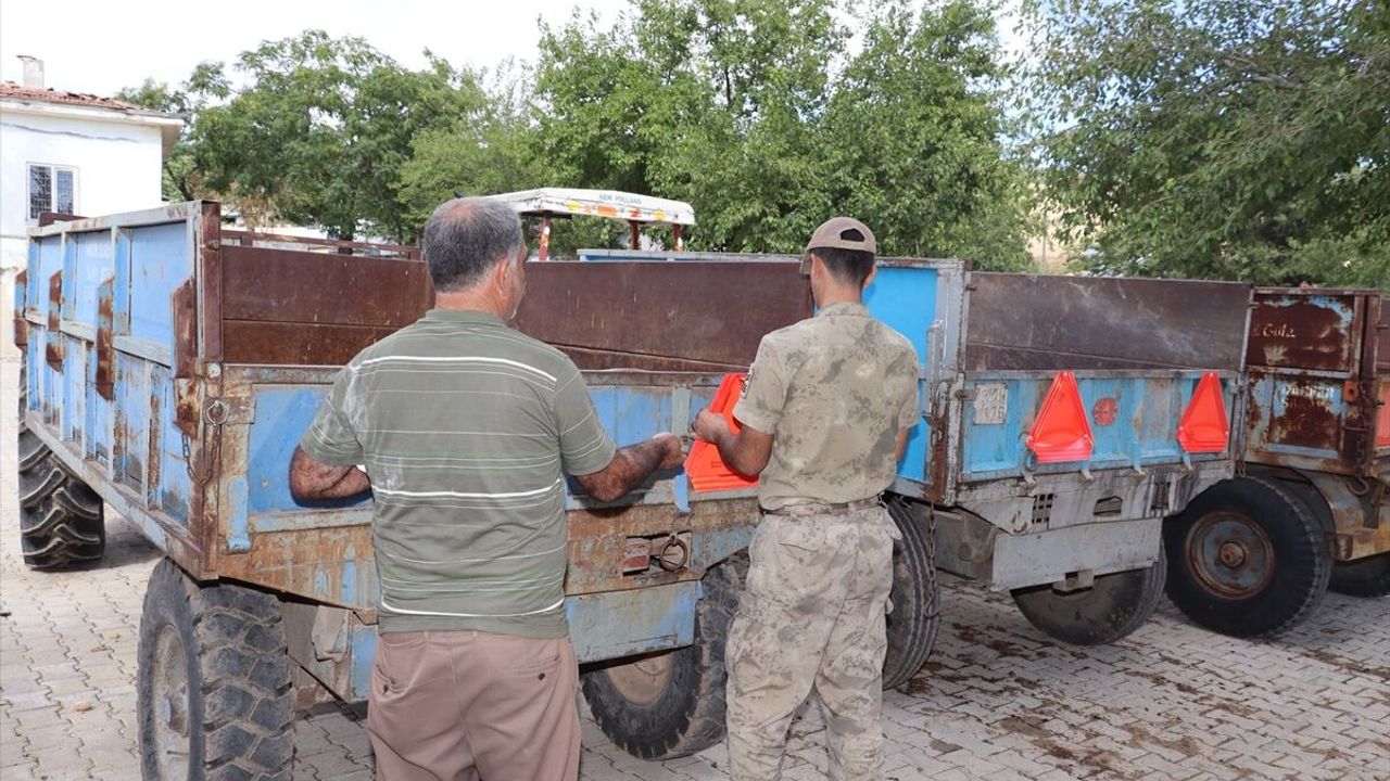 Kilis'te Traktör Sürücülerine Güvenli Trafik Eğitimi
