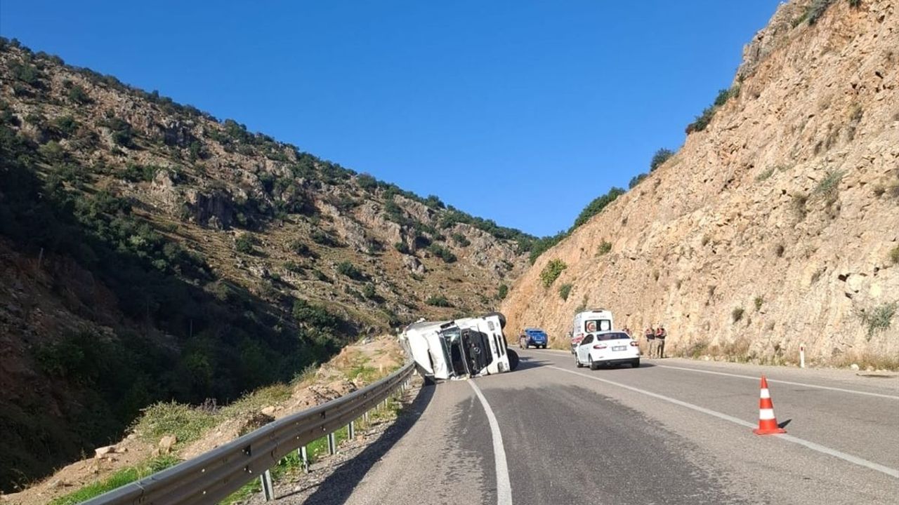 Kilis-Hatay Yolunda Devrilen Tırın Sürücüsü Yaralandı