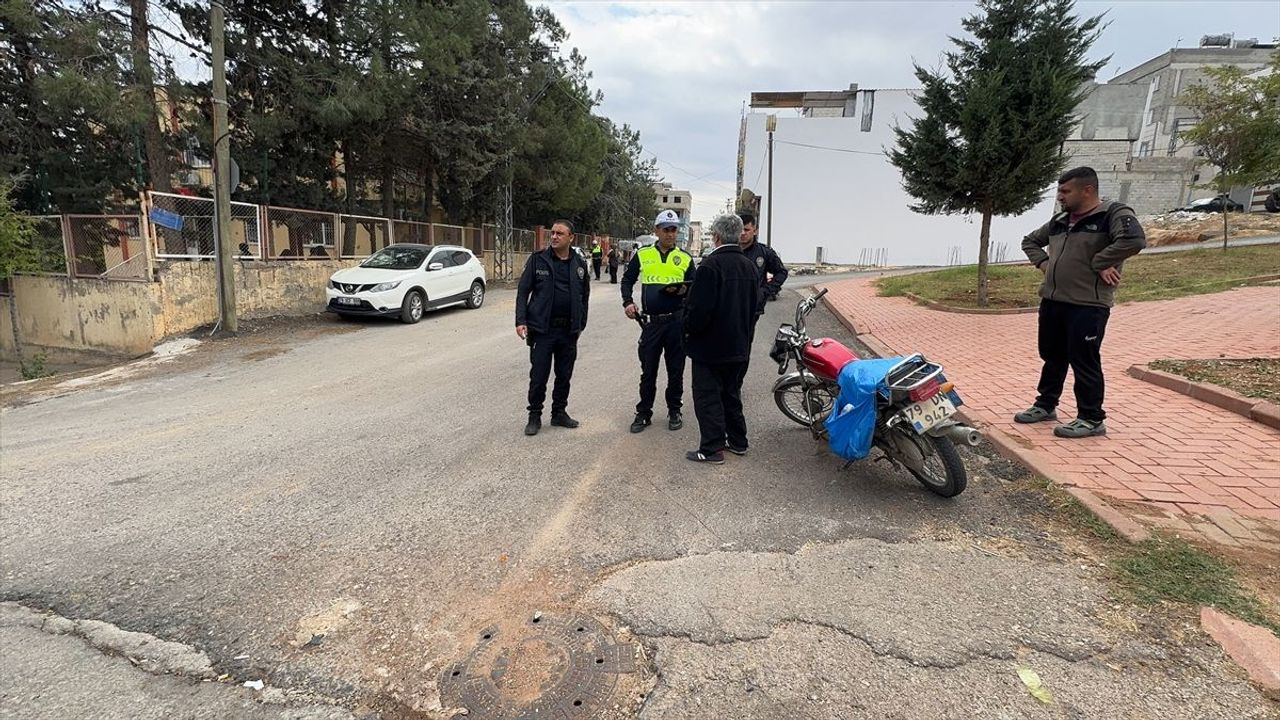 Kilis'te Otomobil ile Motosiklet Çarpıştı, 2 Kişi Yaralandı