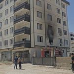 Mardin'de apartman dairesinde çıkan yangında 3 kişi dumandan etkilendi