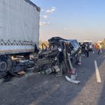 Minibüs tıra çarptı: 2 ölü, 2 yaralı