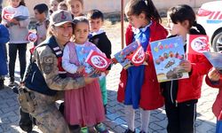 Siirt’te jandarma ekipleri, köy okulu öğrencilerini bilgilendirdi