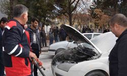 Besni’de Seyir halindeki otomobil alev aldı