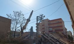 Depremde hasar gören caminin minaresi kontrollü şekilde yıkıldı