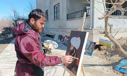 Depremde zarar gören evleri için yaptığı tuvalleri satışa çıkardı