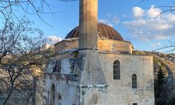 Besni’de Kurşunlu Cami’nin minaresi depremde yıkıldı