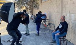 Yıkılan dükkandan kurtardıkları malzeme ve fotoğraf makinesiyle mobil fotoğrafçı kurdular